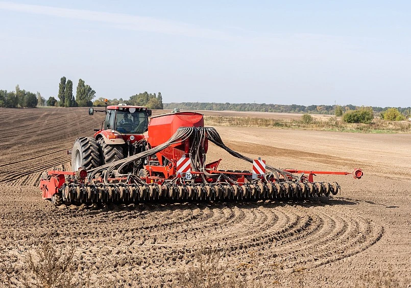 Paso de grada en terrenos agrícolas