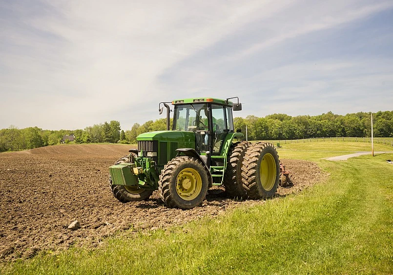 Trabajos agrícolas con maquinaria propia